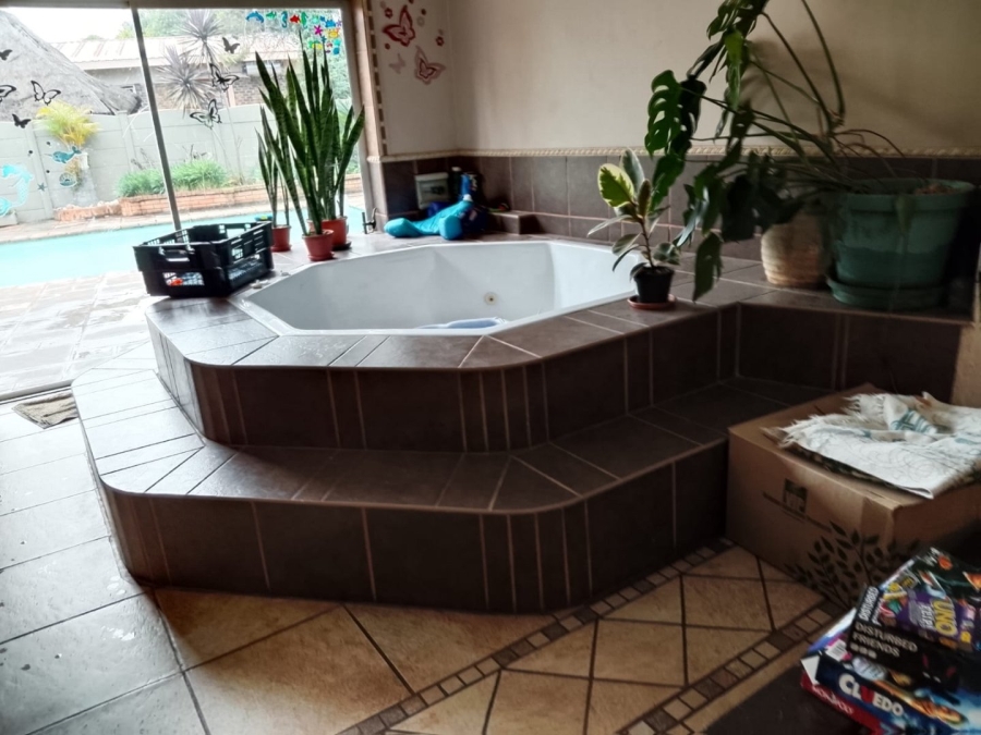 5 Bedroom Property for Sale in Lourenspark North West
